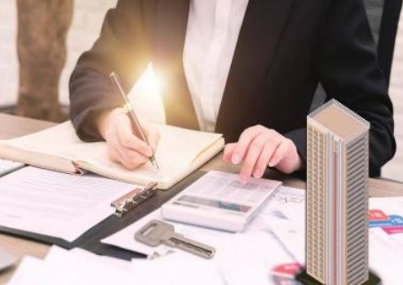 行业调整期内房企积极寻求多元化发展论文