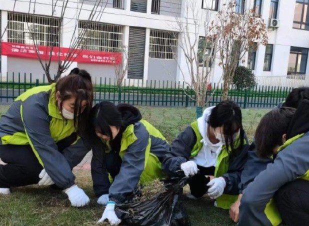 “ 五育”并举视域下大学生劳动教育的价值 意蕴及实践路径论文