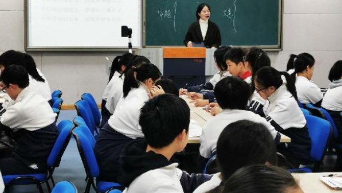 “主题教学法”在高中语文群文阅读中的实践研究论文