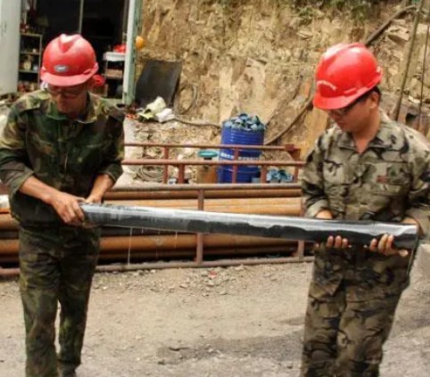 矿区破碎地层绳索取心关键技术研究论文