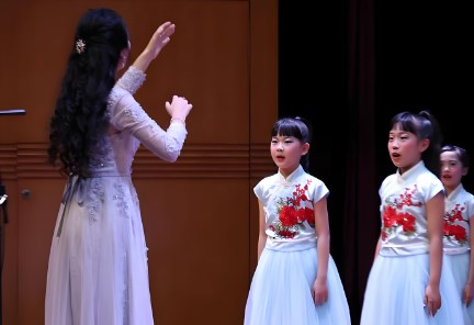 小学合唱中指挥教师的作用及能力要求论文