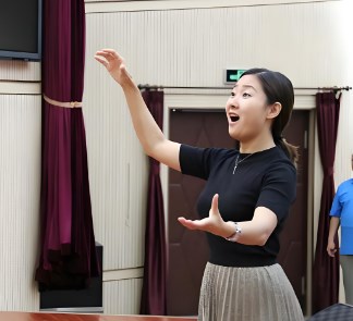 小学合唱中指挥教师的作用及能力要求论文