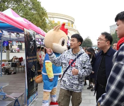 “一系一品”校园文化品牌活动在艺术类高校实践德育中路径探索论文