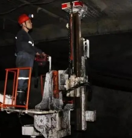 中关铁矿松软破碎围岩巷道掘支技术应用论文