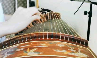 从音乐审美的视角分析古筝的演奏技巧论文