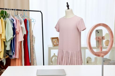 直播引领服装品牌营销潮流论文